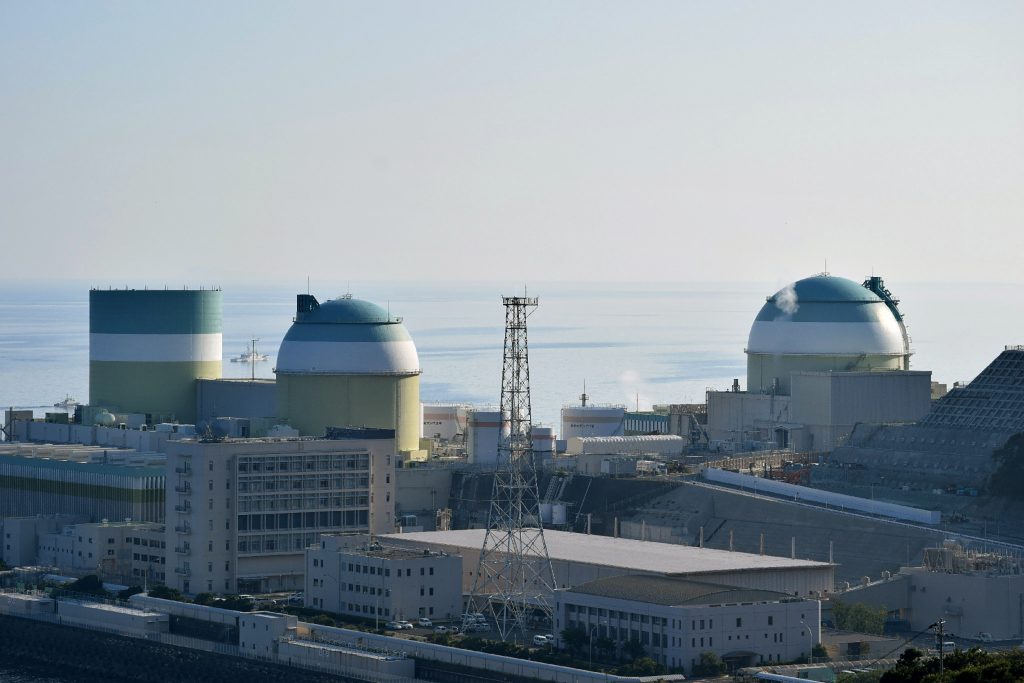 愛媛県の四国電力伊方原子力発電所の3号機(右)。東京から南西におよそ700キロのところにある。2016年8月12日に撮影。(AFP)