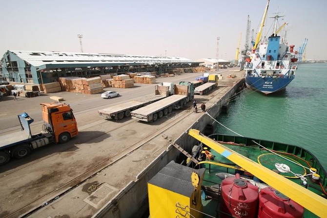 イラク南部の都市バスラ近くの ウンム・カスル 港に停泊する貨物船 (写真：2016年2月8日) (File/AFP)