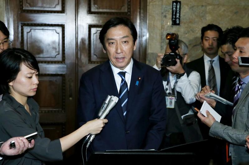 2019年10月25日、国会で報道陣に対し発言する日本の菅原一秀経済産業大臣(AFP)