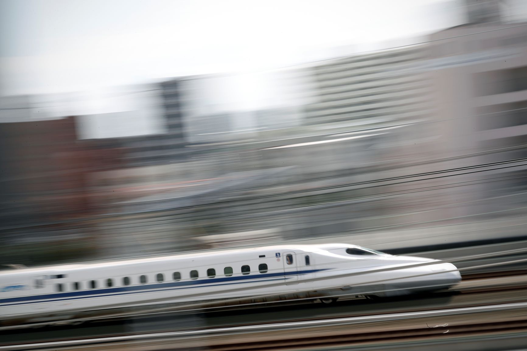 英語では「bullet train（弾丸列車）」として知られている新幹線は、2019年9月26日に浜松の駅を通過します。（AFP）