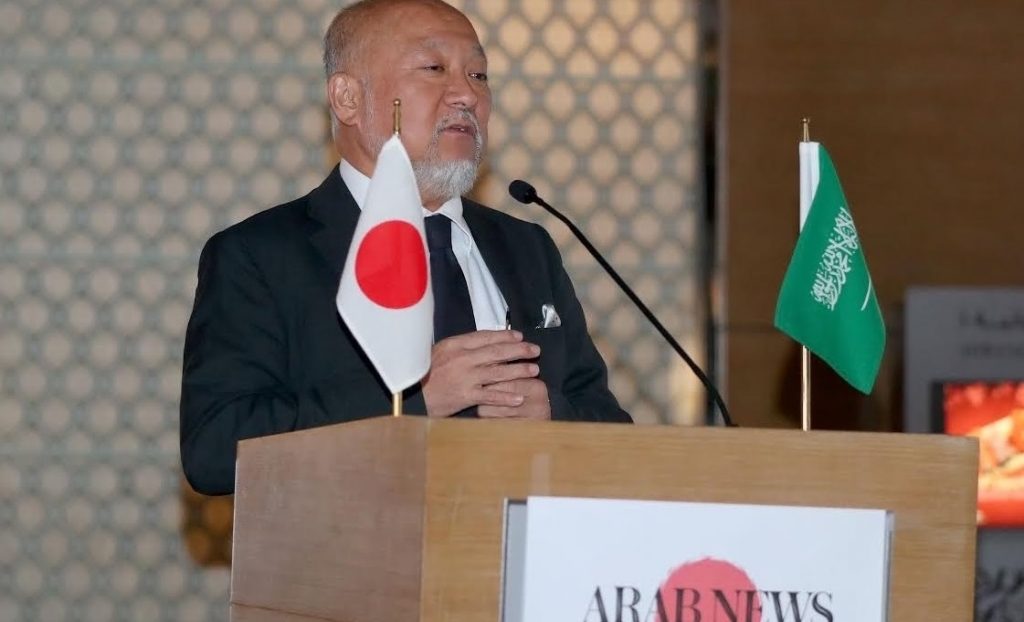 日本の上村司サウジアラビア大使が月曜日に催されたリヤドにおけるレセプションで話をする