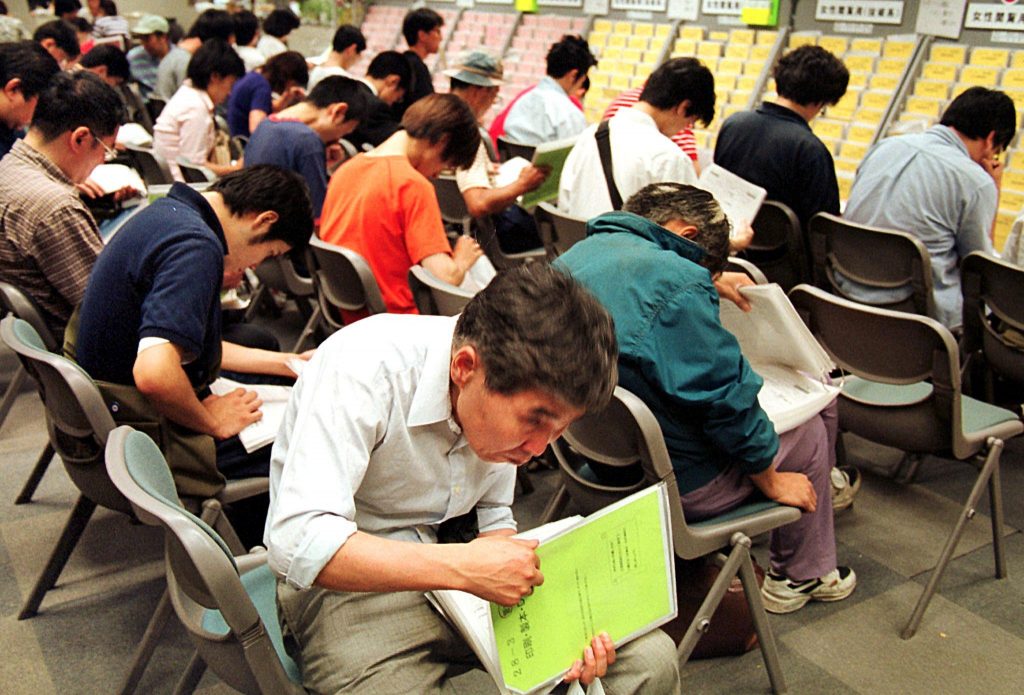 政府は中途採用の増加を支援するなど、労働移動を促進するための措置を進めている。(ファイル写真/ AFP)