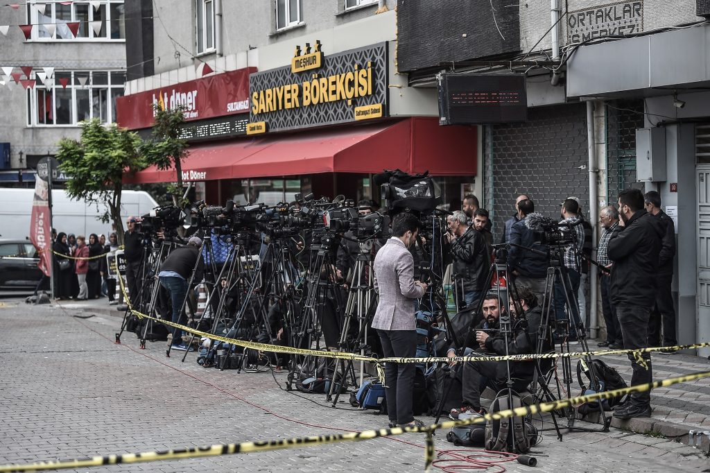 2018年10月23日、イスタンブールのスルタンガージ地区で封鎖線が敷かれた地下の駐車場の隣で待機するメディア関係者やジャーナリストら（資料写真：AFP）
