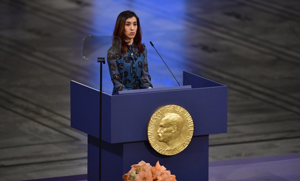 2018年12月10日、ノルウェーのオスロで開かれた2018年のノーベル平和賞の授賞式で賞を受け取った後、講演を行うナーディーヤ・ムラード（AFP）