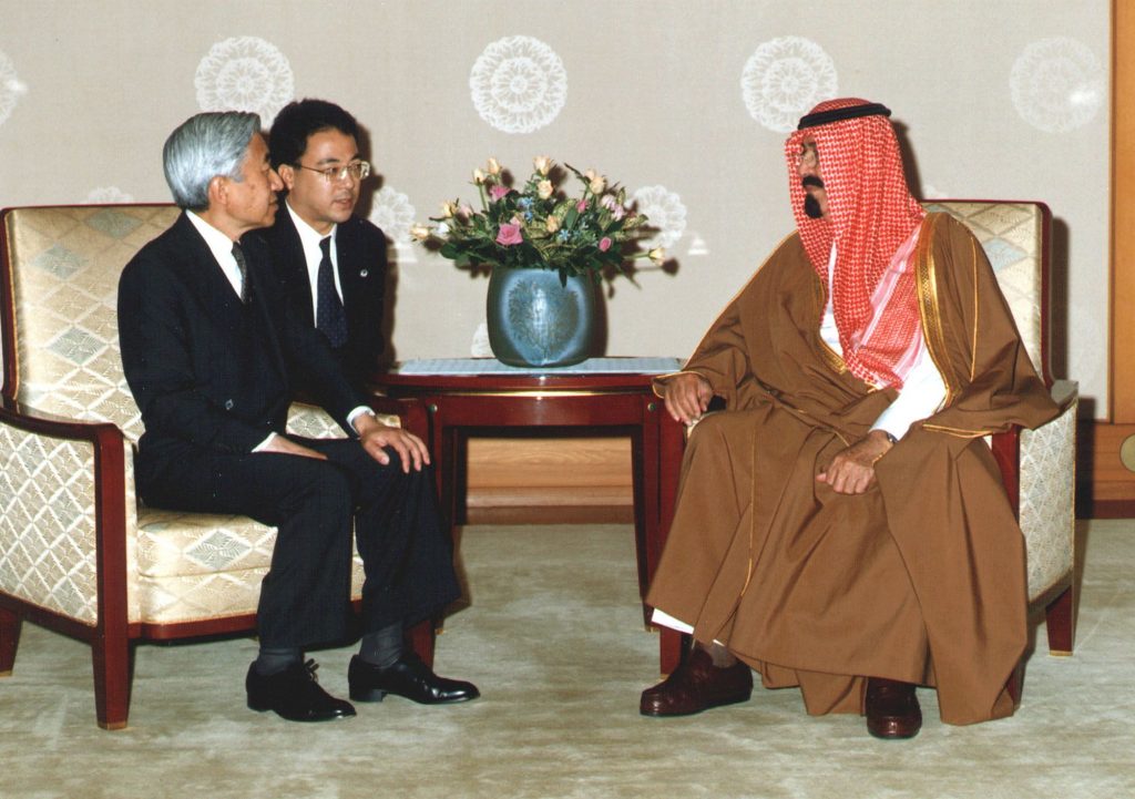 アブドラ・ビン・アブドルアジズ・アル・サウド皇太子（当時）と明仁天皇（左）、1998年10月23日東京にて（資料写真：AFP通信）