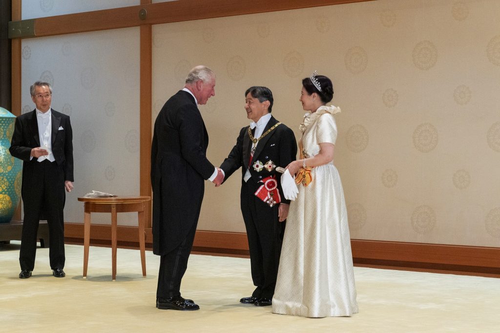 火曜日に東京の皇居で行われる饗宴の儀を前に、徳仁天皇（右から2番目）と雅子皇后（右）が英国のチャールズ皇太子（左から2番目）を迎える様子。（AFP）