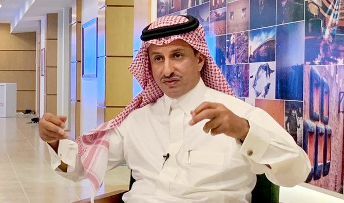 2019年9月25日、リヤドでのロイター通信とのインタビュー中に身振り手振りで話すサウジアラビア観光・国家遺産委員会アフマッド・アル・ハティーブ会長。（ロイター通信）
