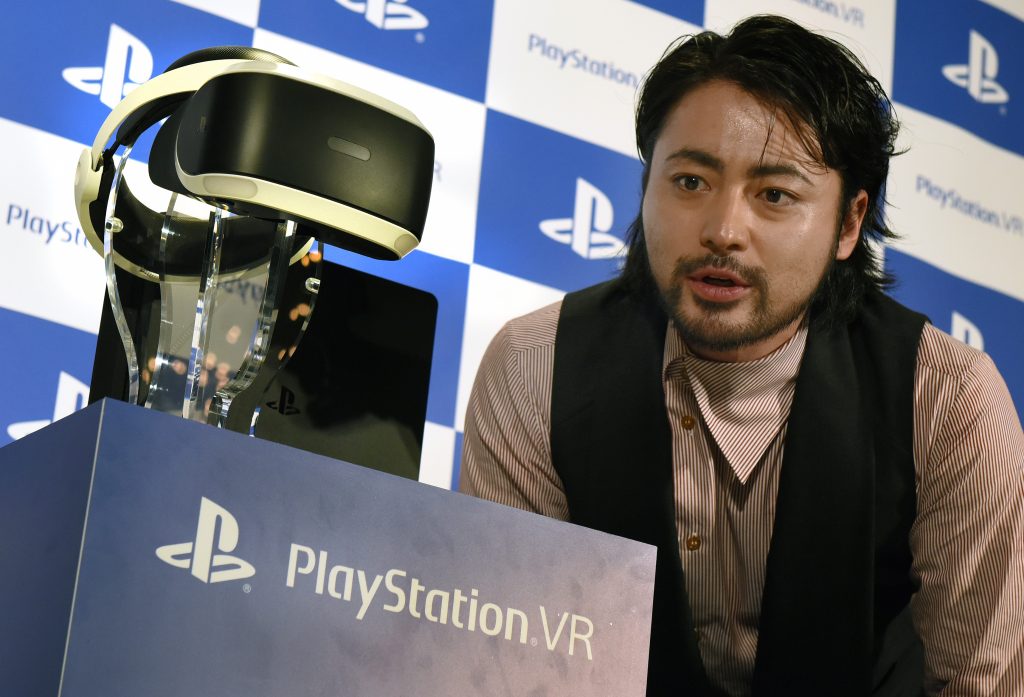 商品の売り出し時に、東京のソニーショールームで、日本の俳優、山田孝之がPlayStation VR(PSVR)のヘッドセットを紹介している。(資料写真 / AFP通信)