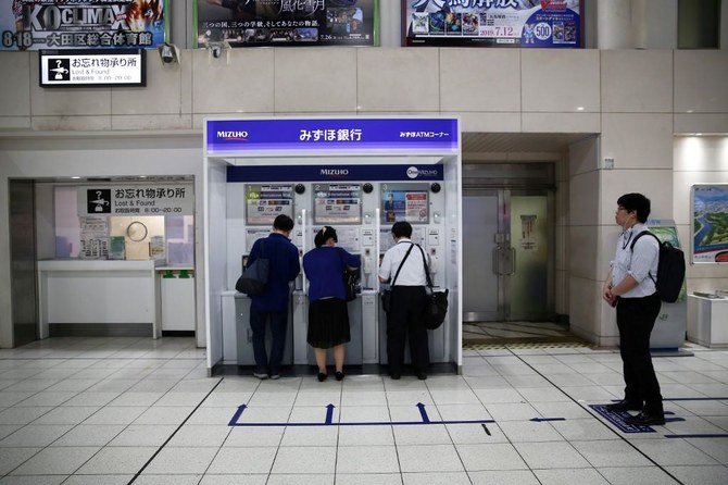 日銀が短期政策金利を0.1%引き下げると、コア業務純益は大手銀行で6%減少するだろうとS&Pグローバル・レーティングは火曜日に述べた。(AFP)