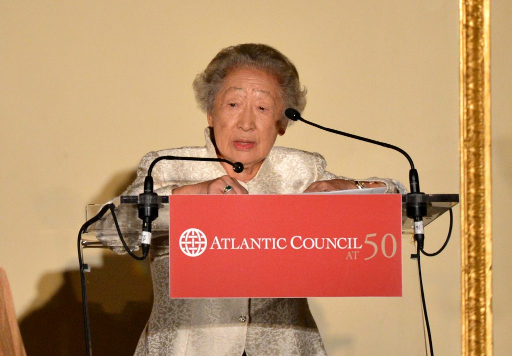 2012年9月21日、ニューヨークで大西洋評議会による2012年度地球市民賞の受賞後に話す緒方貞子氏。（AFP)