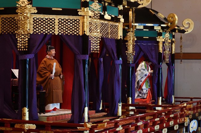 2019年10月22日、東京の皇居で即位礼正殿の儀に臨まれる今上天皇徳仁陛下（左）と雅子皇后陛下。（AFP）