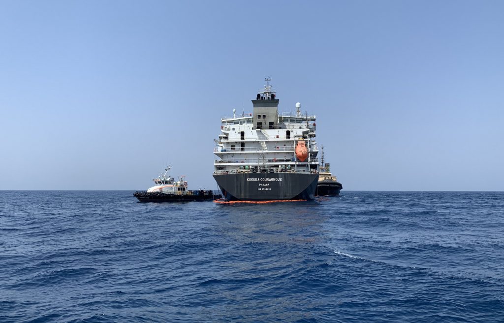 2019年6月19日、湾岸地域のフジャイラ首長国の港の沖合を航行中の日本の石油タンカーKokuka Courageous号を、アメリカ海軍（NAVCENT）による案内ツアー中に撮影した写真（AFP）