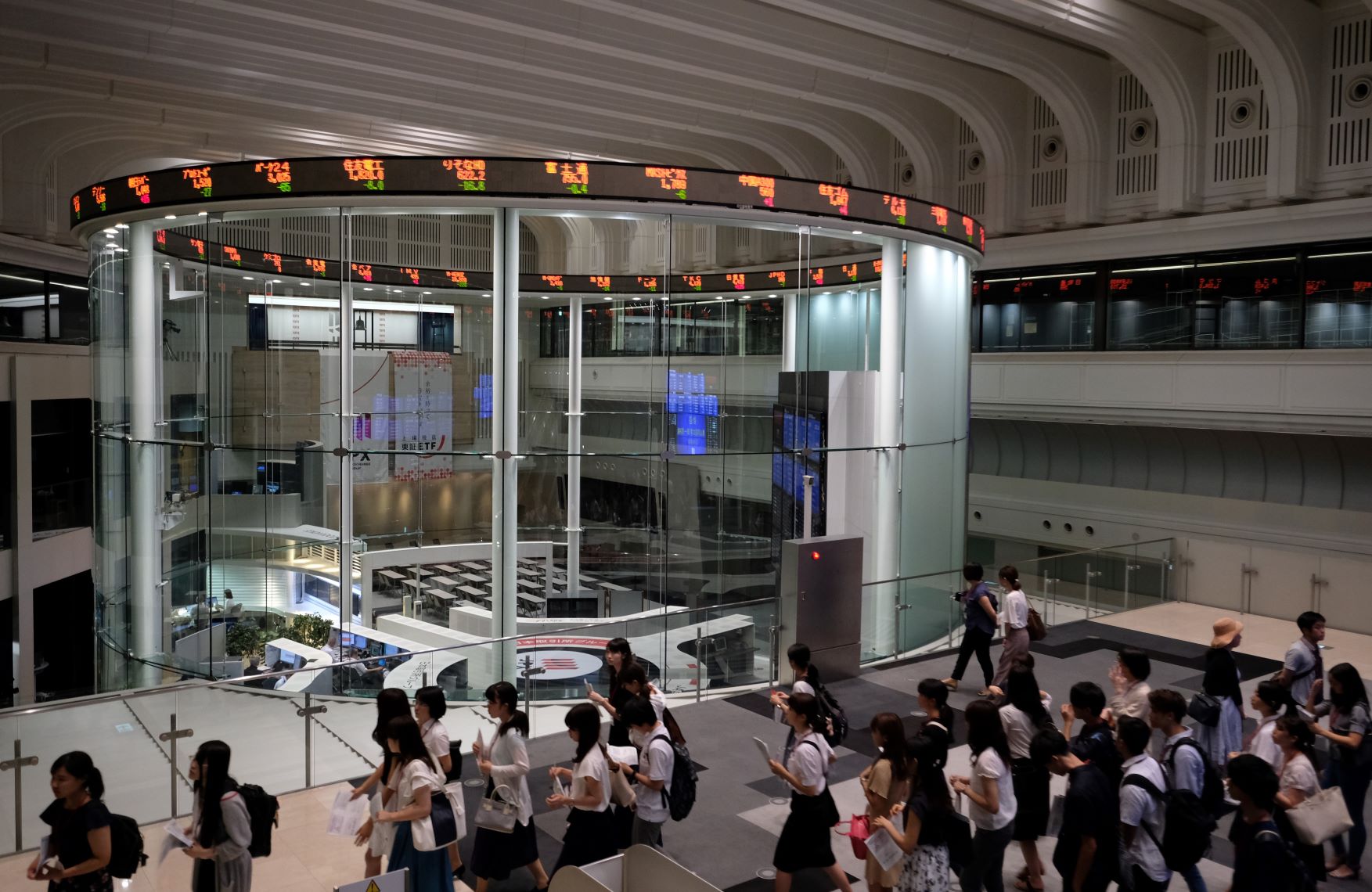 2018年8月3日　東京証券取引所を訪れた大学生（ファイル画像：AFP）