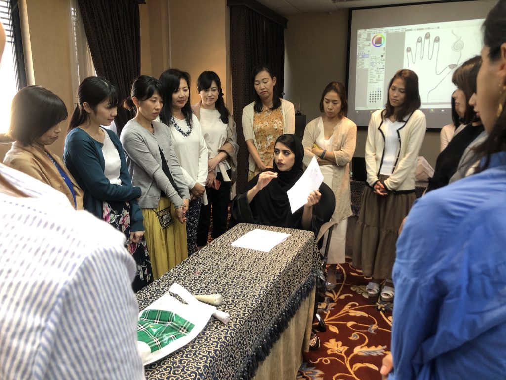 センターはそれぞれの文化体験を日本および首長国の生徒に提供している。(写真:Diana Farah)