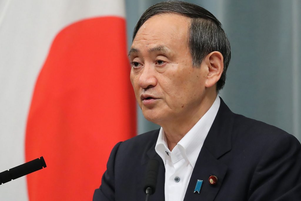 2019年6月18日に東京で開催された記者会見で語る菅義偉内閣官房長官。（AFP）