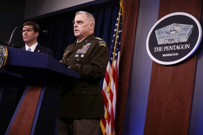 マーク・エスパー米国防長官（左）と統合参謀本部議長のマーク・ミリー大将がアブ・バクル・アル・バグダディの死亡に至った作戦について説明する。（AFP）
