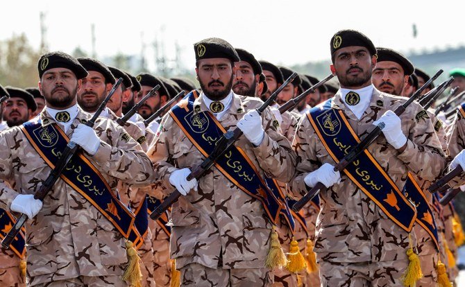 年次軍事パレードで行進するイラン革命防衛隊（IRGC）隊員。（AFP）