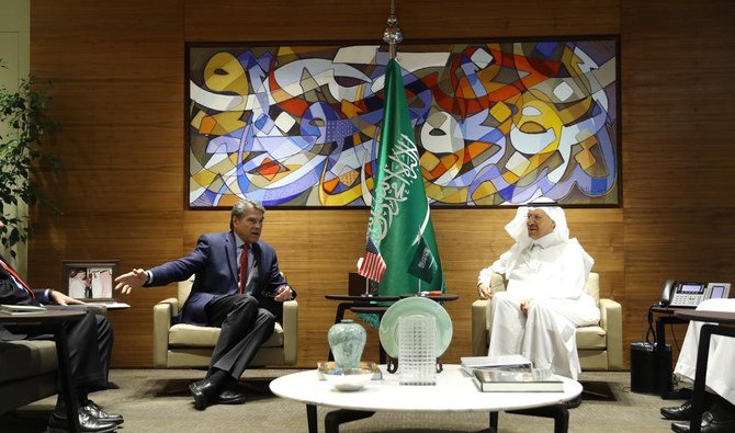 サウジアラビアのエネルギー相アブドゥル・アジズ・ビン・サルマン王子、左、米国エネルギー省リック・ペリー長官。(SPA)