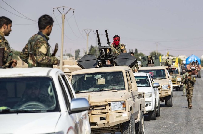 2019年10月27日、シリア北部の町アムダ近郊のサンジャク・サドゥーン国境地帯から撤退するシリア民主軍（SDF）の戦闘員が軍用車両に集結。（AFP)