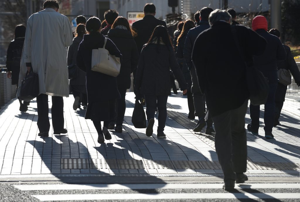 厚生労働省が同日発表した10月の有効求人倍率(季節調整値)は、前月と変わらず1.57倍だった。(AFP)