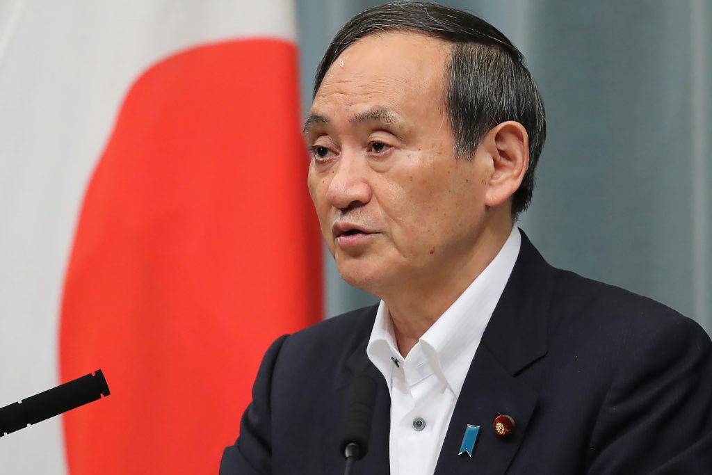 菅義偉官房長官は１５日の記者会見で、安定的な皇位継承の確保策をめぐる議論について、即位関連の主要行事が終わる１２月以降に先送りする考えを示した。(AFP)