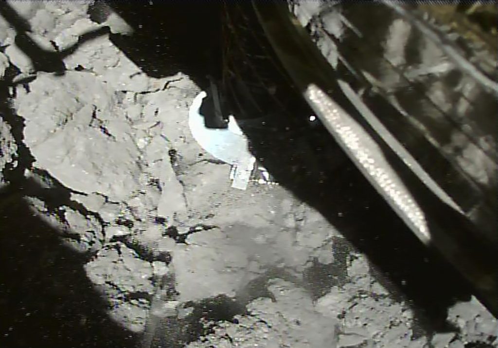小惑星探査機「はやぶさ２」が１３日に小惑星「りゅうぐう」を出発すると発表した。順調にいけば、来年１２月ごろ地球に帰還し、試料の入ったカプセルを投下する。(AFP)