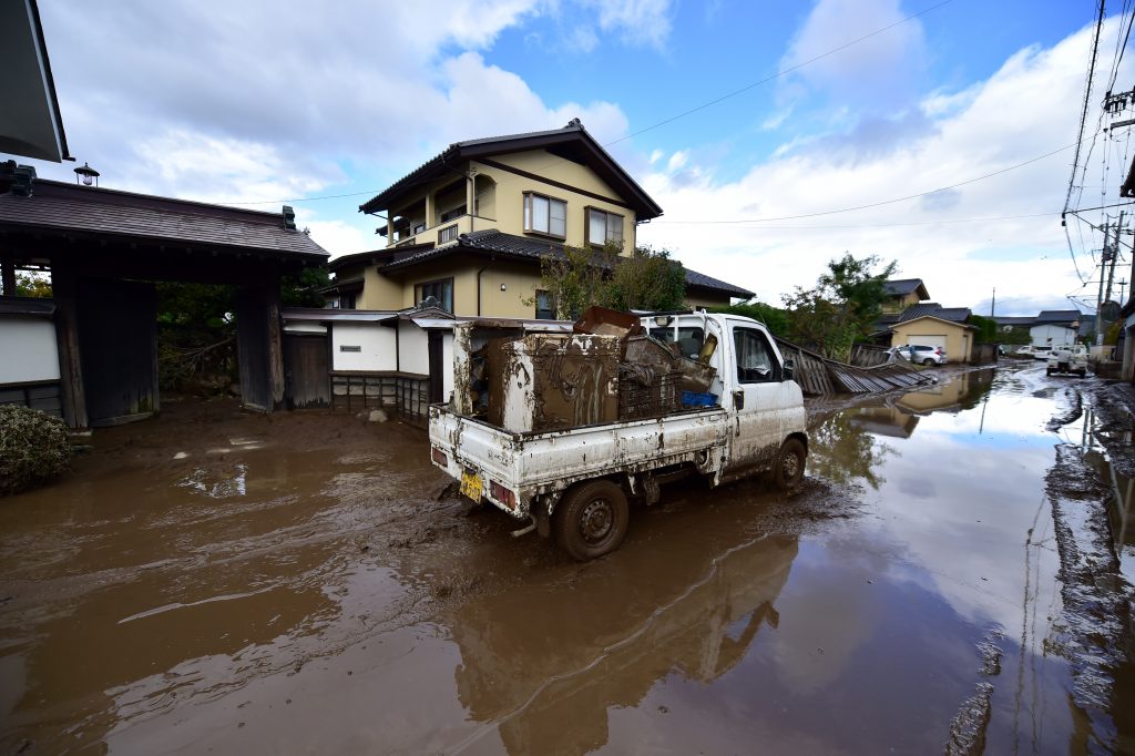 今秋の台風では、河川の水が堤防を越える氾濫が相次いだ。(AFP)