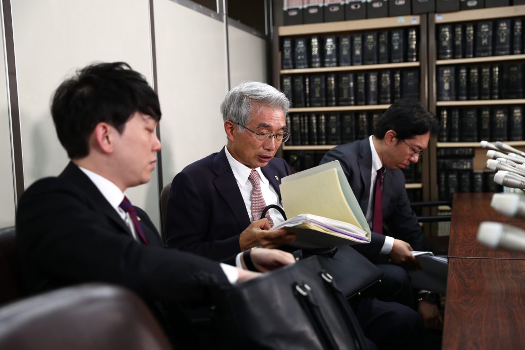 日産自動車の前会長カルロス・ゴーン被告が東京地検特捜部に逮捕され１年となった１９日、同被告の弁護団は声明を発表し、改めて「ゴーン氏は無実」と訴えた。(AFP)