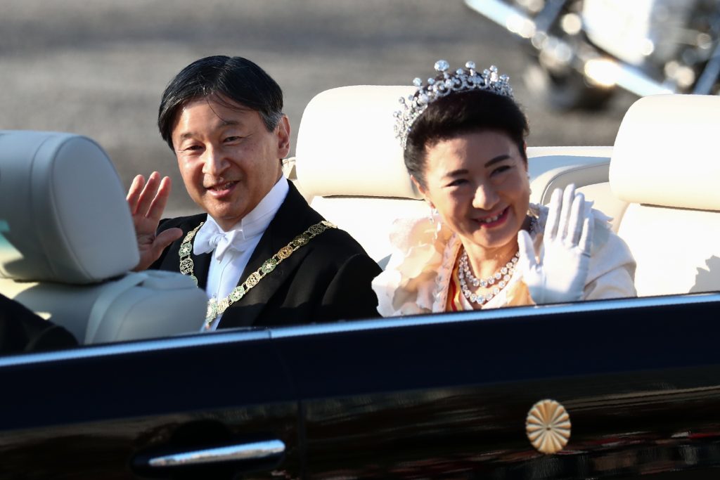 コースとなった皇居から赤坂御所までの沿道には大勢の人々が集まり、天皇、皇后両陛下はオープンカーに乗り、笑顔で手を振って応えられた。(AFP)
