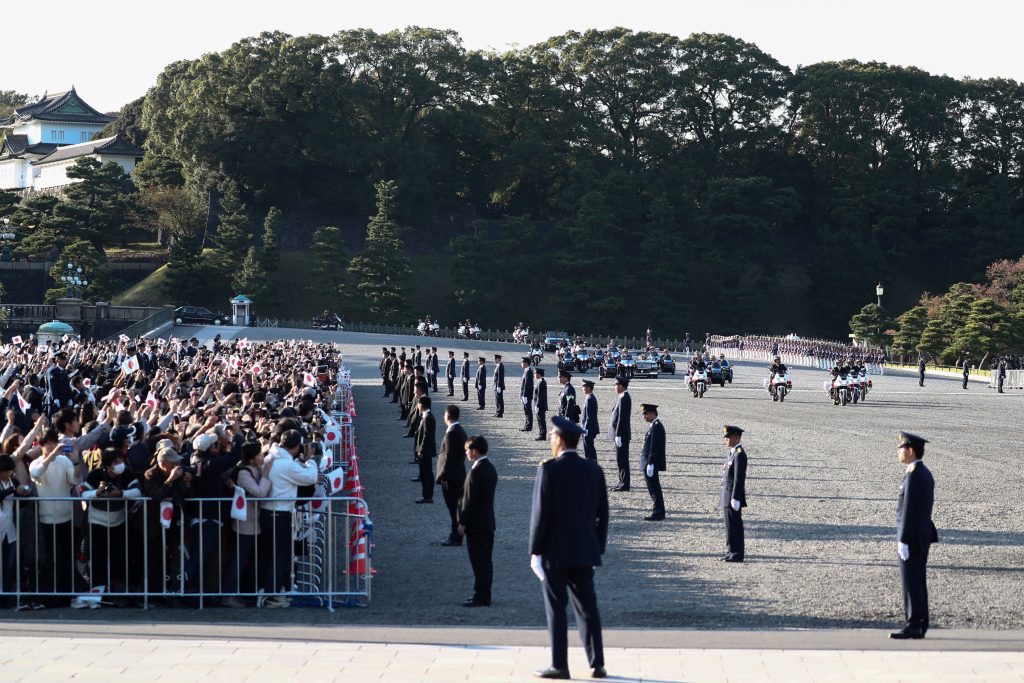 警視庁は全国の警察から応援を得て、最大約２万６０００人態勢で、数メートルおきに警察官を配置する厳重警備を敷いた。