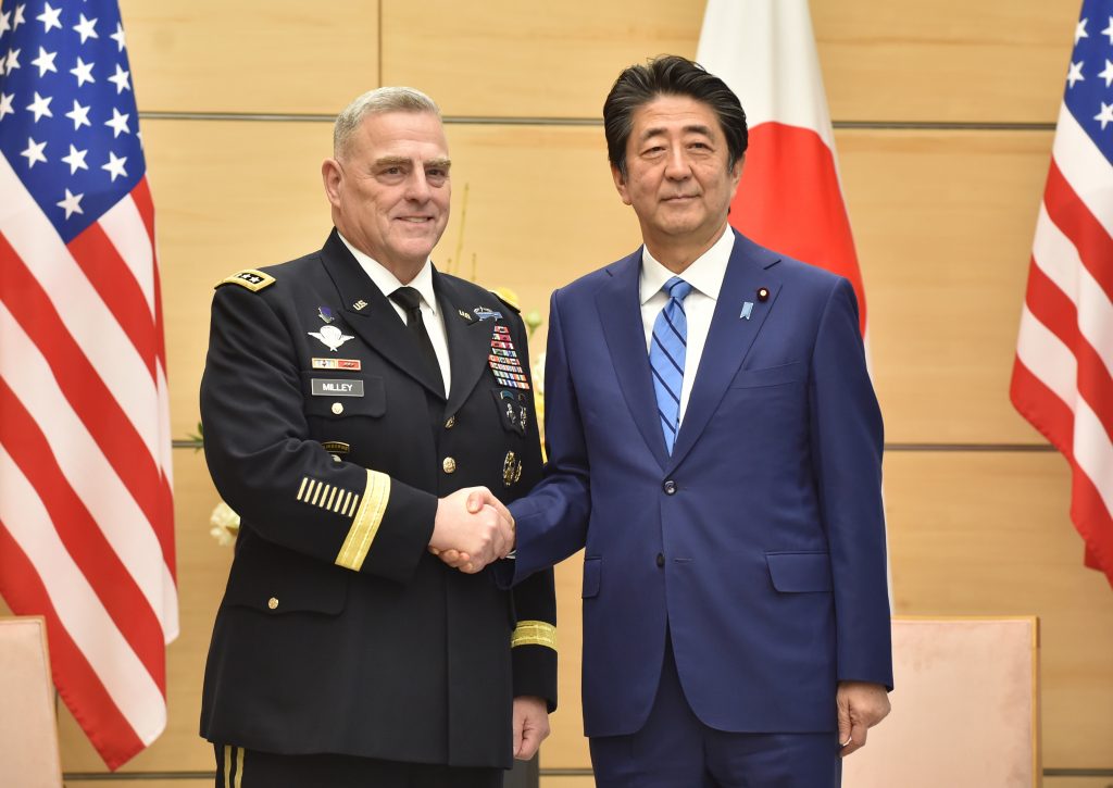 安倍晋三首相は12日、米軍制服組トップのミリー統合参謀本部議長と首相官邸で会談し、日米両国が掲げる「自由で開かれたインド太平洋」構想実現に向け、連携を強化していく方針で一致した。(AFP)
