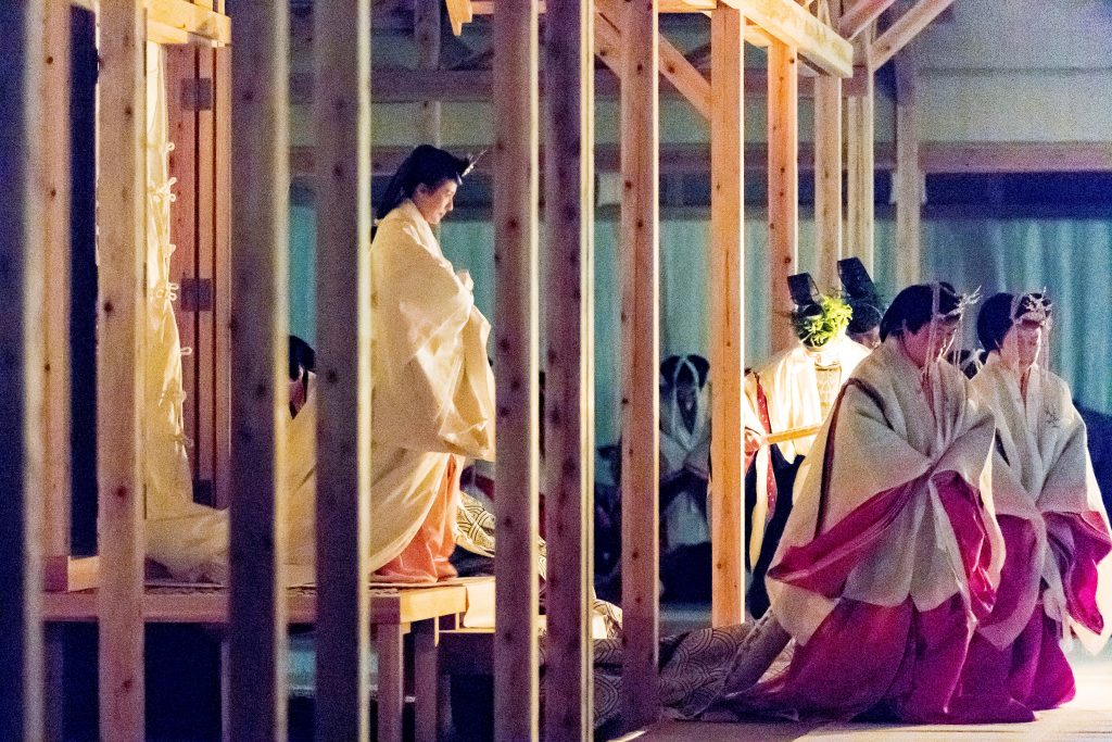 会場では１６日に行われた１回目と同様、悠紀（ゆき）、主基（すき）両地方に当たる栃木県と京都府の風景や和歌を描いたびょうぶなどが飾られ、(AFP)