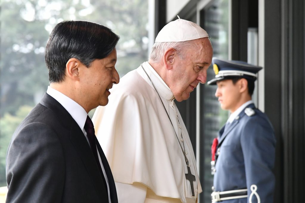 天皇陛下は２５日午前、皇居・宮殿で、２３日に初めて来日したフランシスコ・ローマ教皇と会見された。(AFP)