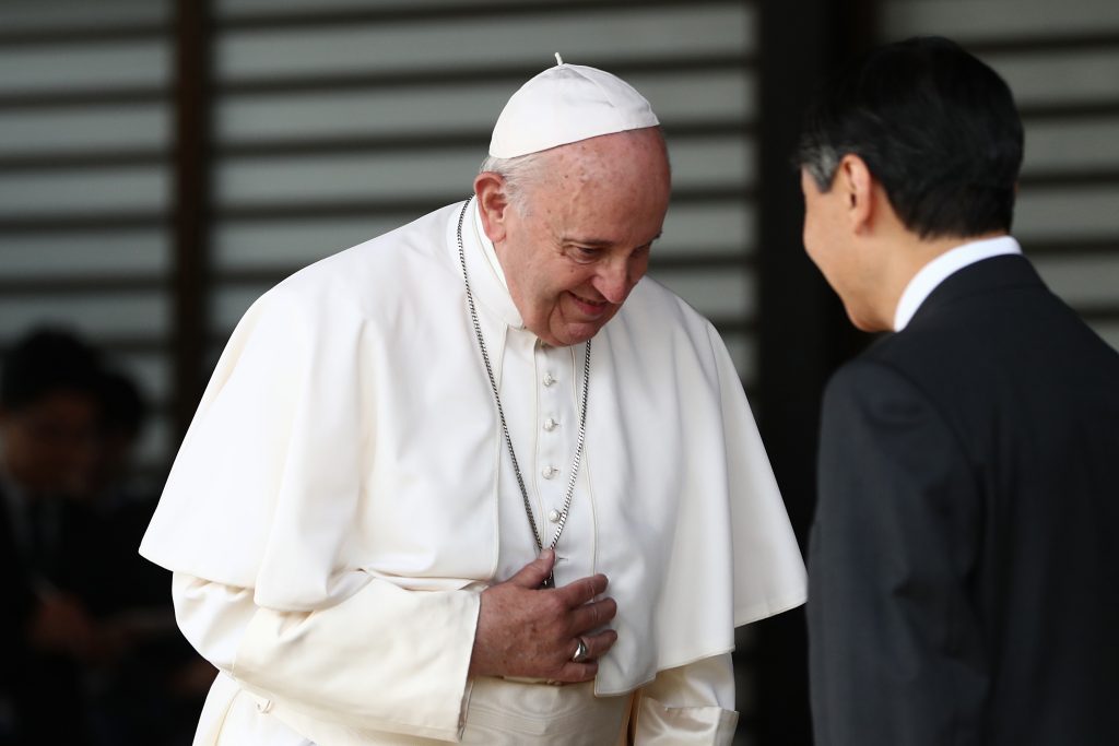 天皇陛下は２５日午前、皇居・宮殿で、２３日に初めて来日したフランシスコ・ローマ教皇と会見された。(AFP)