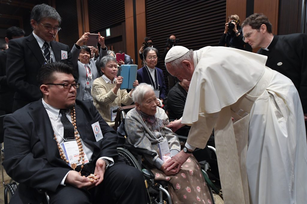 ローマ教皇が重視する核兵器禁止条約については「現実の安全保障の観点を十分踏まえることなく作成されているため、核兵器国のみならず、非核兵器国からも支持を得られていないのが現実だ」(AFP)