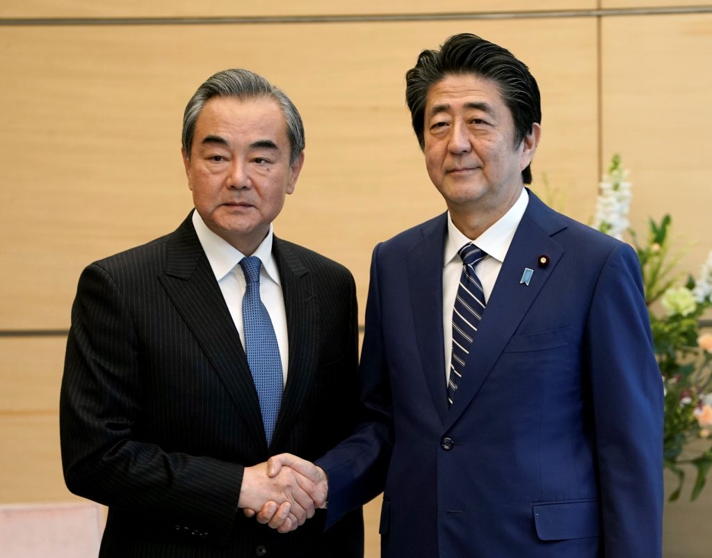 安倍晋三首相は25日午前、中国の王毅国務委員兼外相と首相官邸で会談した。(AFP)