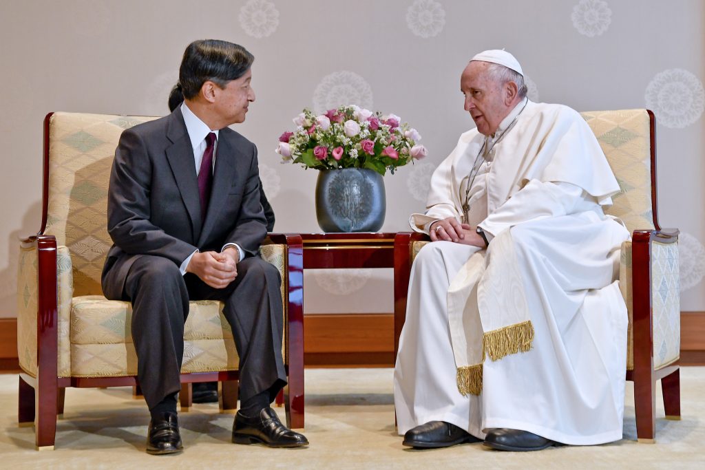 天皇陛下は２５日午前、皇居・宮殿で、２３日に初めて来日したフランシスコ・ローマ教皇と会見された。(AFP)