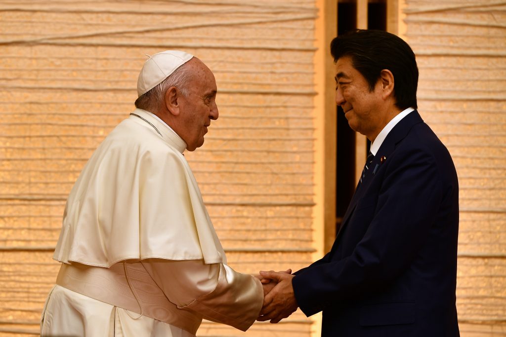 安倍晋三首相は25日、フランシスコ・ローマ教皇と首相官邸で会談した。(AFP)
