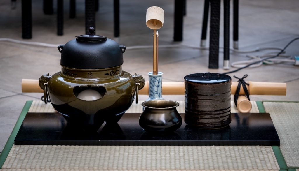 ドバイOtemaeクラブのスタートに際し、ドバイのレストラン「富士屋」でUAEの居住者や駐在員の前で、茶道やその他日本の伝統が披露された（供給）