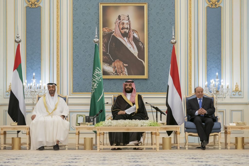 ムハンマド・ビン・サルマーンサウジアラビア皇太子、シャイフ・ムハンマド・ビン・ザイード・アールナヒヤーンアブダビ皇太子（左）、　アブドラッボ・マンスール・ハーディーイエメン大統領（中央）が、首都リヤドで行われたサウジアラビアが支援するイエメン政府と南部分離主義者との間の和平協定調印式に出席。(AFPファイル)