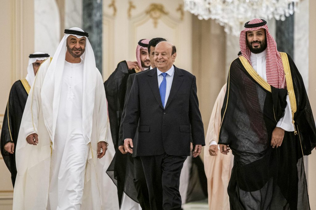 サウジアラビアのムハンマド・ビン・サルマーン王太子、アブダビのムハンマド・ビン・ザーイド・アール・ナヒヤーン皇太子（左）とイエメンのアブド・ラッボ・マンスール・ハーディー大統領（中央）が、首都リヤドでサウジアラビアの支援するイエメン政府と南部の分離主義勢力との間の平和協定署名式典に参加した。（AFPファイル）