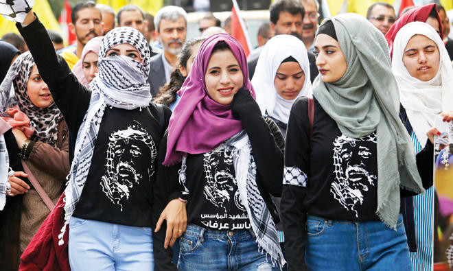 パレスチナの人々は木曜日、ヤセル・アラファト大統領の没後13年を記念する集会を開いた。(AP)