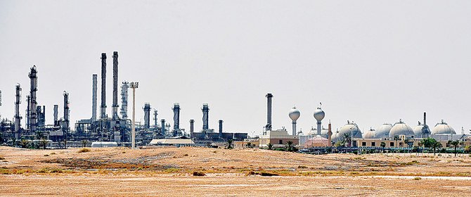 リヤド郊外のサウジアラムコの生産施設。 サウジ王国の石油大手アラムコは、1日あたり最大1億バレルという世界的な原油の需要を満たすために今後も中心的な役割を果たすだろう。これは莫大な投資が必要となるコミットメントだ。(AFP)