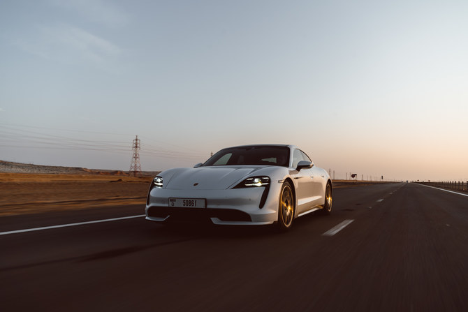 写真2:ディルイーヤePrixに先立ち、アルハマドはポルシェ初の電気自動車『タイカン』を、ドバイからリヤドまで、元F1ドライバーのマーク・ウェバーとともに運転した。このモデルは2020年に中東で販売される。(ポルシェ)