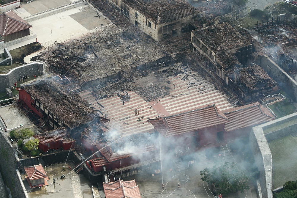 2019年10月31日の火災後の首里城の空撮写真。同史跡は日本南部の沖縄県那覇市に位置している。（AFPファイル）