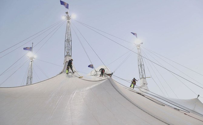 シルク・ドゥ・ソレイユの『バザール』では観客に配慮して白いテントが設置されている。色が濃いと熱がこもりやすいのだ。（記者撮影）