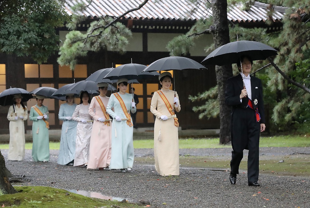  皇居に到着される日本の皇嗣の秋篠宮さま（右）、文仁親王妃紀子さま（右からお2人目）、およびその他の皇族方。（AFP/資料写真）