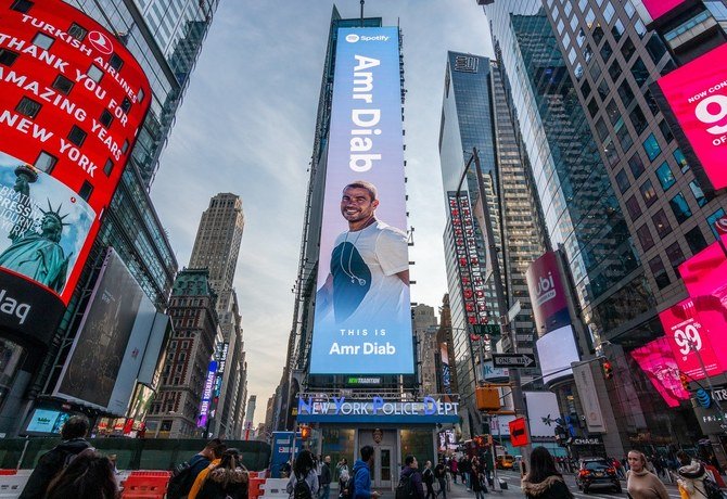 アムル・ディアブは、ニューヨークの象徴的なタイムズスクエアにあるSpotifyの看板を飾った初のアラブの音楽アーティストだ。（提供）