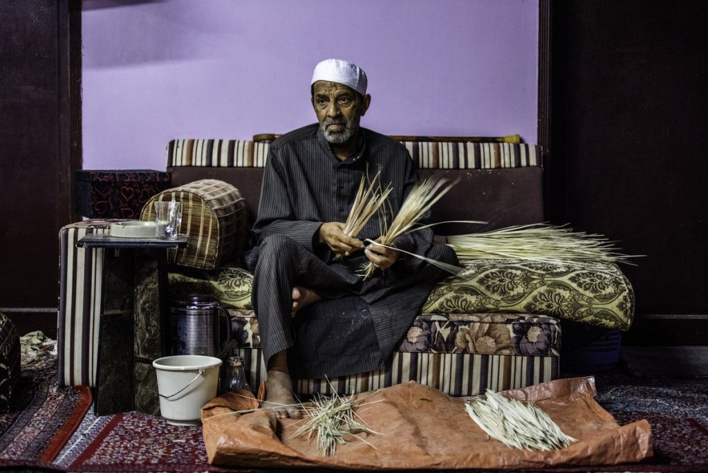 シャハド・アルアッザズ氏は、消えつつあるヤシの葉編みの技術を保存するために、サウジアラビア東部の地元の職人とタッグを組んだ。（写真：トゥルキ・アルアンガリ）