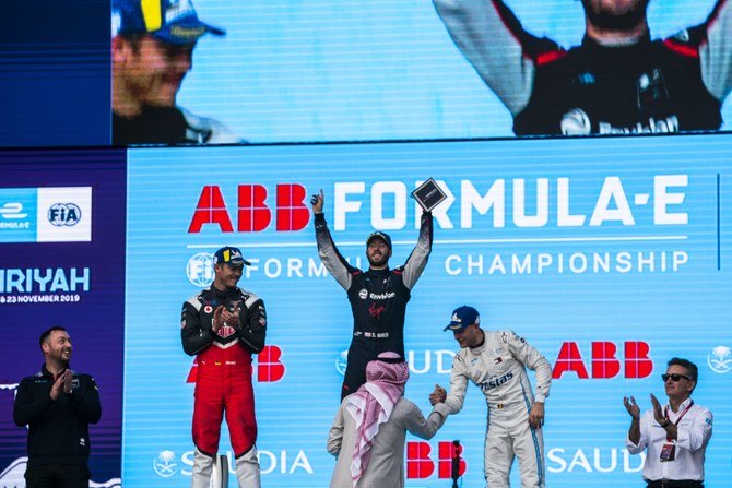 砂埃が舞う条件のため、車体のグリップとドライバーの勇気が試されるレースとなり、イギリスのサム・バード選手は勝利を勝ち取るために全力投球を求められた。(『Arab News』撮影/ジヤード・アルアルファジュ)